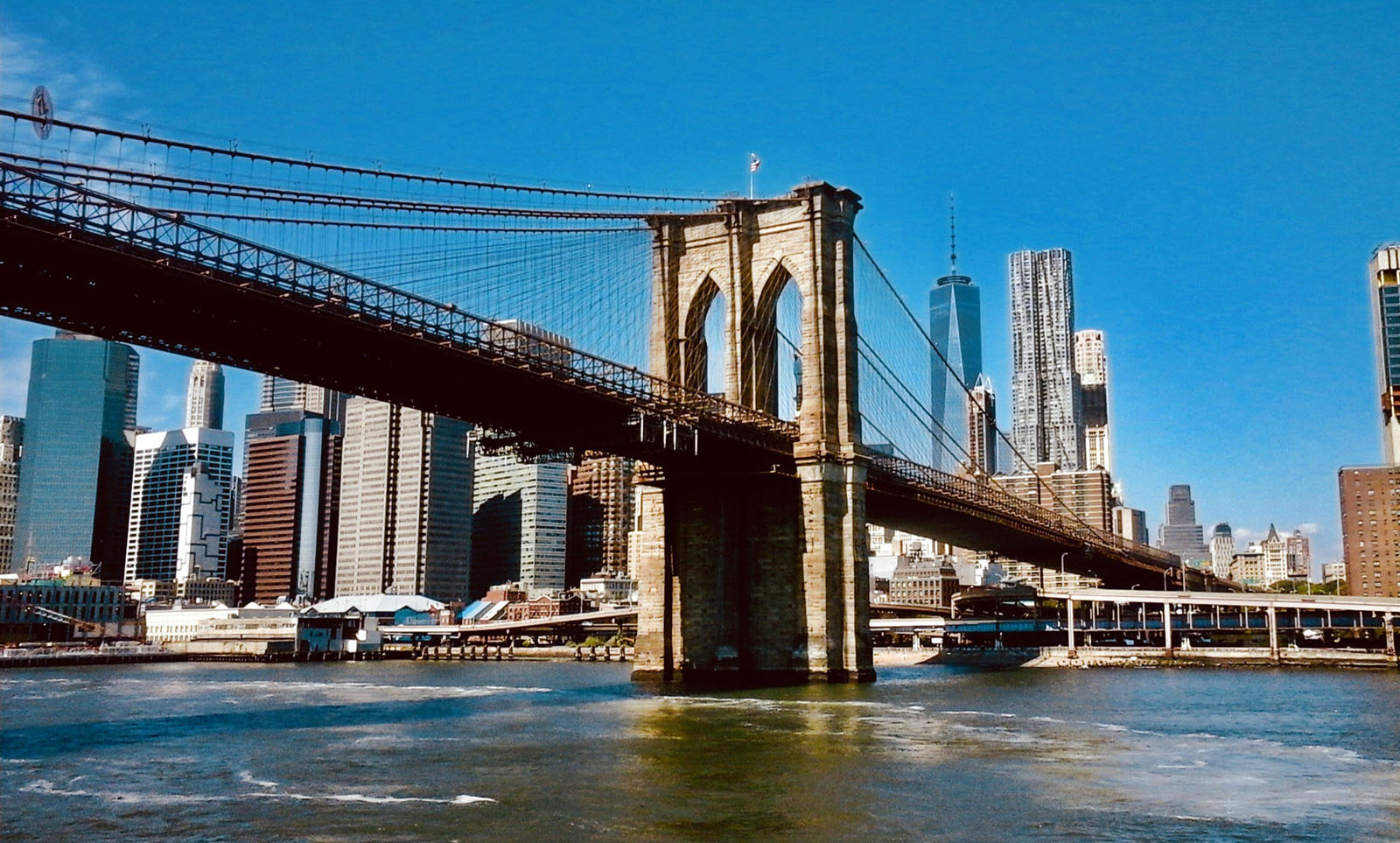 Per dimostrare ai newyorkesi che era sicuro, il ponte di Brooklyn fu collaudato da una sfilata di pesanti animali esotici: elefanti, dromedari e cammelli. Ecco come fu realizzato il primo ponte sospeso in acciaio, inaugurato nel 1883.
